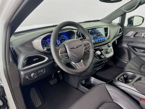 New 2026 Chrysler Pacifica Select image 9