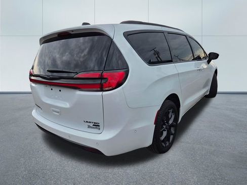 Used 2023 Chrysler Pacifica Limited w/ S Appearance Package AWD/4WD image 7