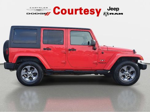 Used 2017 Jeep Wrangler Unlimited Sahara AWD/4WD image 3