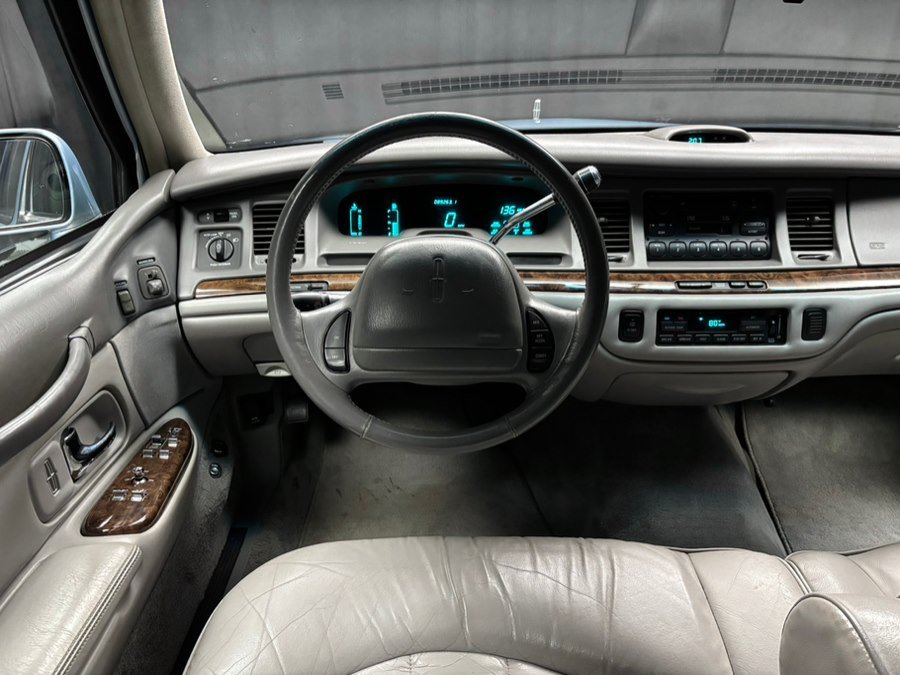 Used 1997 Lincoln Town Car Executive RWD image 39