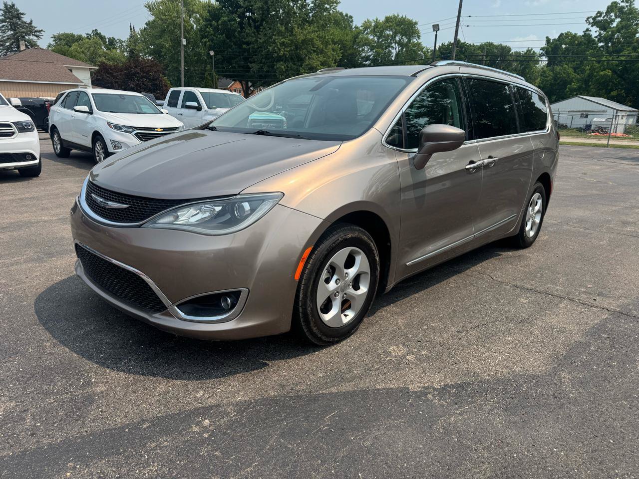 Used 2017 Chrysler Pacifica Touring-L Plus FWD image 1