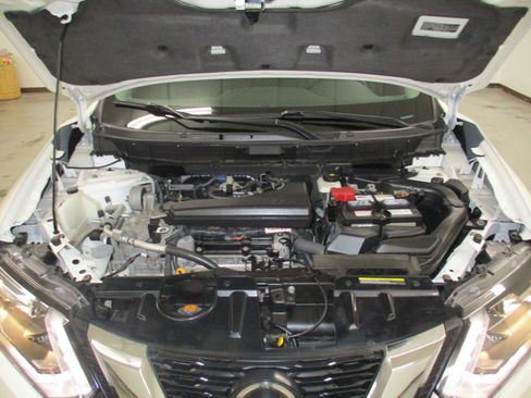 Used 2018 Nissan Rogue SV image 11