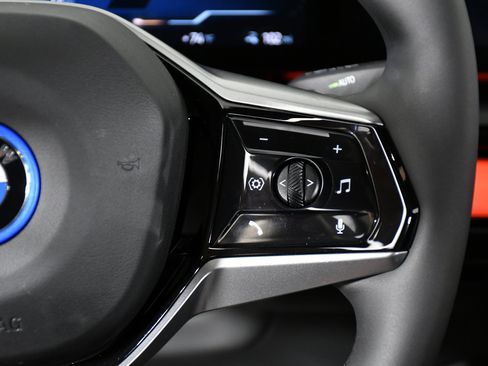 Used 2025 BMW i5 xDrive40 w/ Premium Package image 13