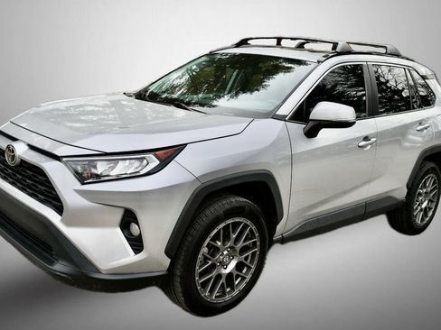 Used 2019 Toyota RAV4 XLE image 3