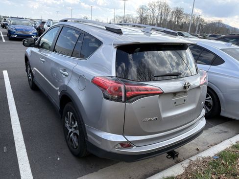 Used 2017 Toyota RAV4 LE image 4