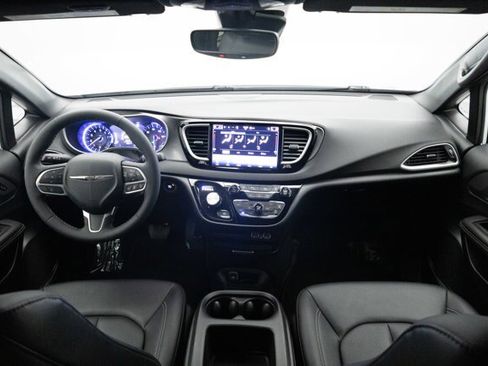 Used 2025 Chrysler Pacifica Select FWD image 2