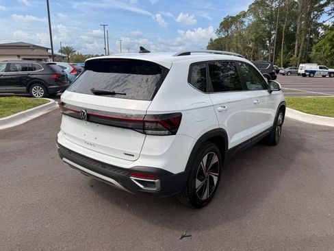 Used 2025 Volkswagen Taos SE AWD/4WD image 12