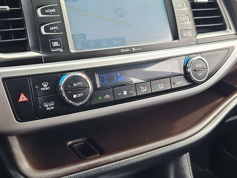 Used 2014 Toyota Highlander Limited Platinum AWD/4WD image 25