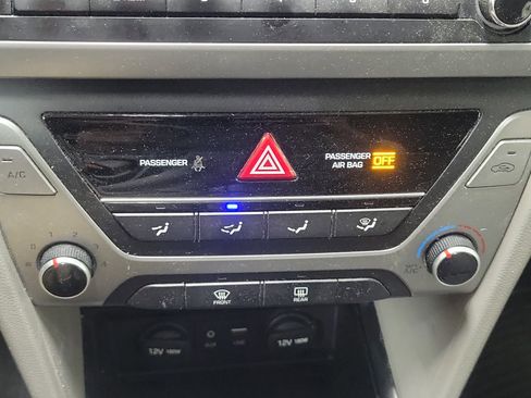 Used 2017 Hyundai Elantra SE image 25