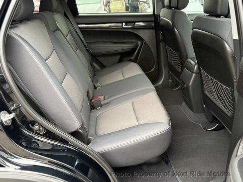 Used 2013 Kia Sorento LX w/ Convenience Pkg image 12