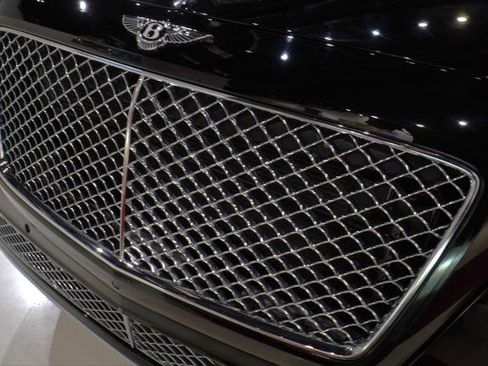 Used 2018 Bentley Bentayga Mulliner AWD/4WD image 15