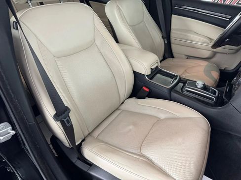 Used 2018 Chrysler 300 Limited AWD/4WD image 35