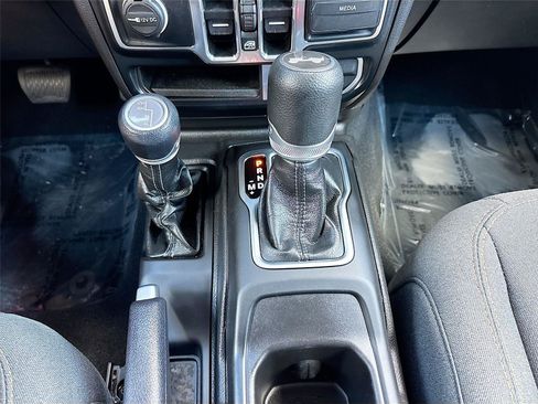 Used 2024 Jeep Wrangler Unlimited Sahara AWD/4WD image 16