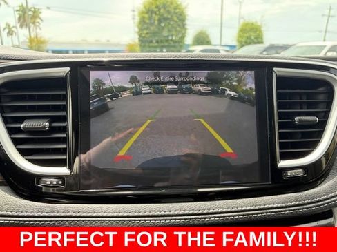 Used 2023 Chrysler Pacifica Limited FWD image 24
