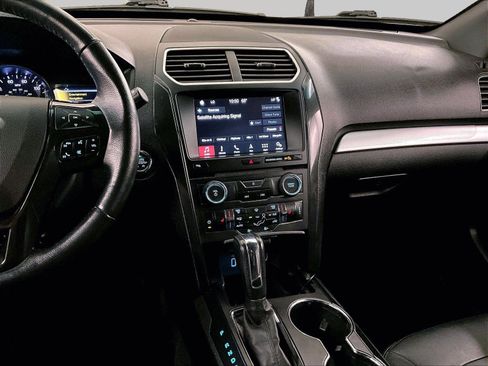 Used 2017 Ford Explorer XLT w/ Equipment Group 202A AWD/4WD image 7