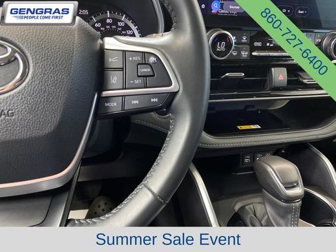 Used 2023 Toyota Highlander XLE AWD/4WD image 22