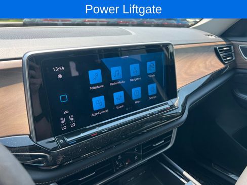 Used 2024 Volkswagen Atlas SE FWD image 8