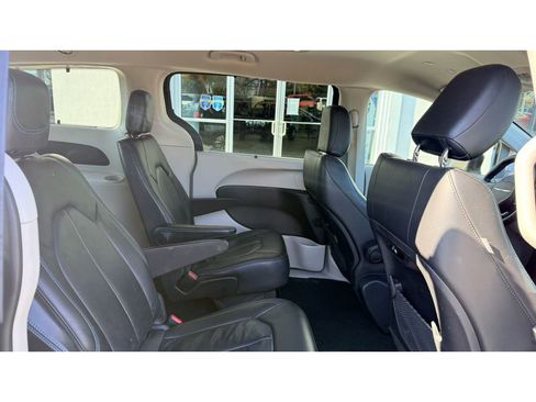 Used 2021 Chrysler Pacifica Touring-L image 9