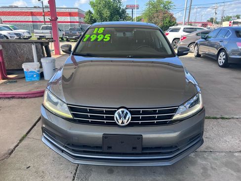 Used 2018 Volkswagen Jetta SE FWD image 2