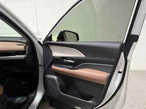 Used 2024 Toyota Grand Highlander AWD image 71