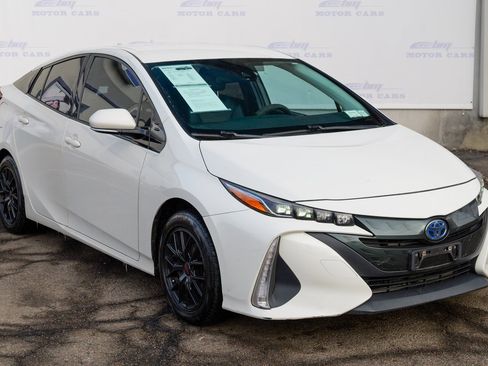 Used 2017 Toyota Prius Prime Premium image 9
