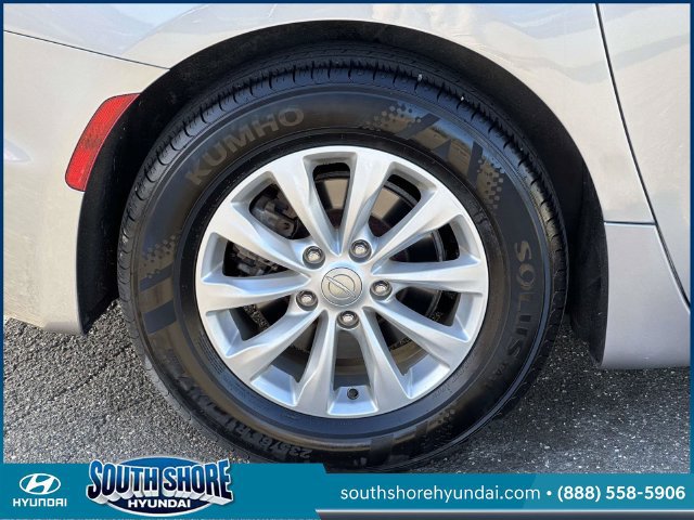 Used 2018 Chrysler Pacifica Touring-L FWD image 9
