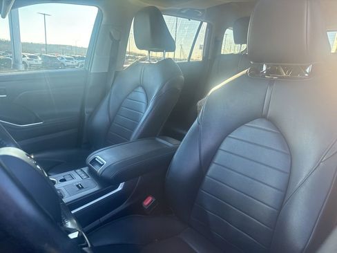 Used 2021 Toyota Highlander XLE image 8