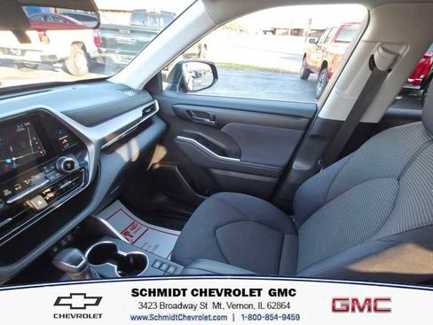 Used 2024 Toyota Highlander LE image 17