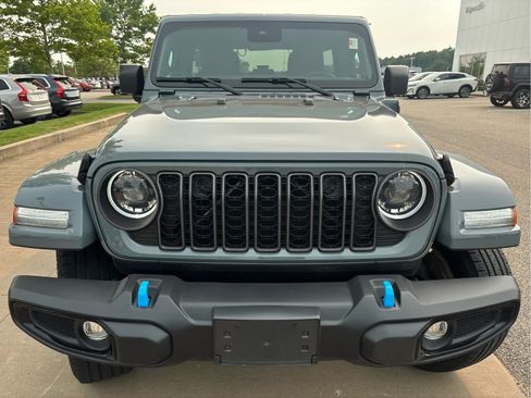 Used 2024 Jeep Wrangler Unlimited w/ Convenience Group AWD/4WD image 4