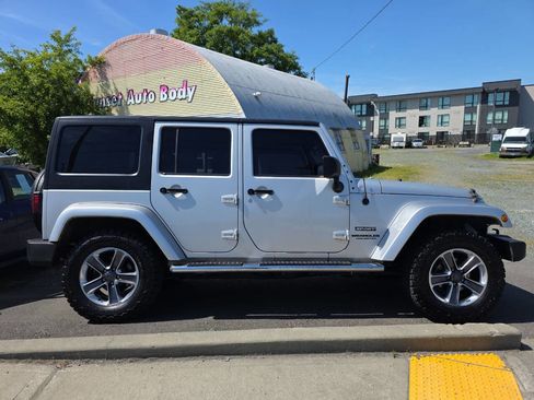 Used 2012 Jeep Wrangler Unlimited Sport AWD/4WD image 2