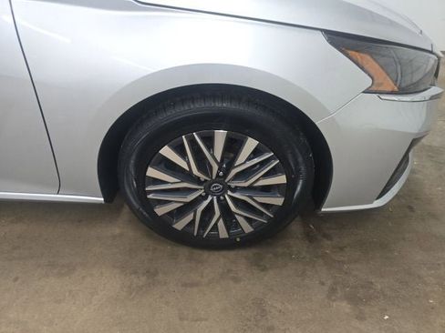 Used 2023 Nissan Altima 2.5 SV FWD image 2