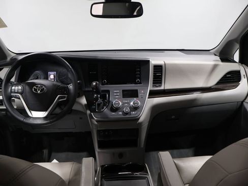 Used 2020 Toyota Sienna XLE image 15