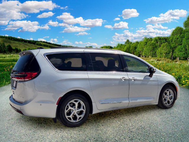 Used 2023 Chrysler Pacifica Limited FWD image 6