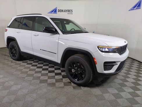 Used 2025 Jeep Grand Cherokee Altitude w/ Trailer Tow Package AWD/4WD image 10