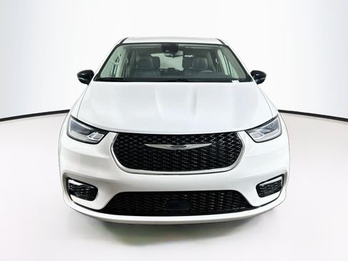 Used 2024 Chrysler Pacifica Touring-L FWD image 2