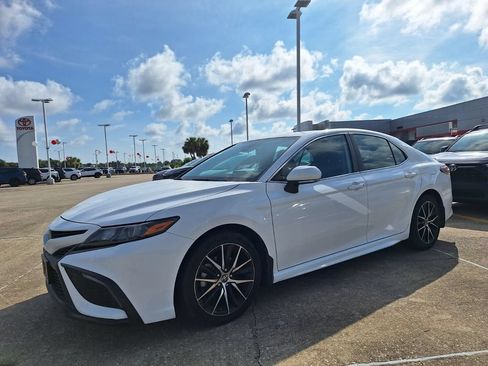 Used 2023 Toyota Camry SE FWD image 1