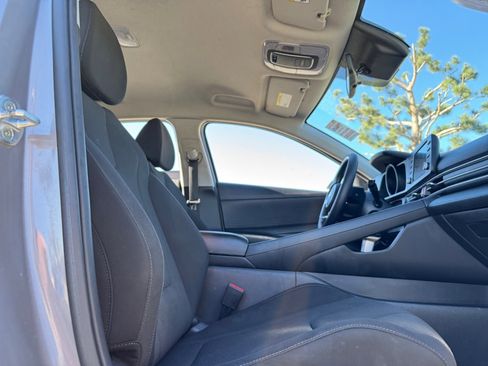 Used 2022 Hyundai Elantra SE image 18