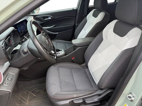 Used 2024 Chevrolet Trax RS FWD image 9