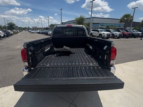 Used 2018 Toyota Tacoma TRD Off-Road AWD/4WD image 17