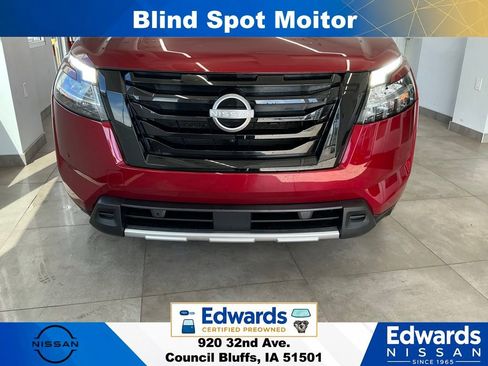 Used 2023 Nissan Pathfinder SL w/ Black Appearance Package AWD/4WD image 3