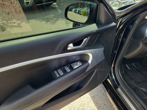 Certified 2025 Genesis G70 2.5T RWD image 18