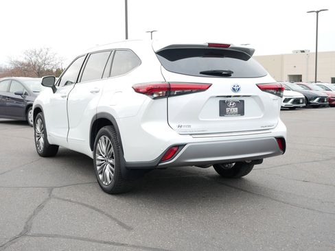 Used 2022 Toyota Highlander Platinum image 3