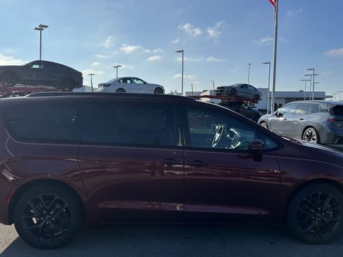 Used 2021 Chrysler Pacifica Touring-L w/ Uconnect Theater Family Group image 11