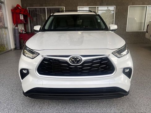 Certified 2021 Toyota Highlander XLE image 2