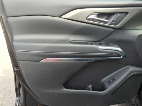 Used 2025 Chevrolet Traverse LT FWD image 12