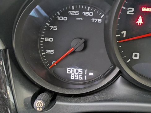 Used 2019 Porsche Macan w/ Premium Package Plus image 28