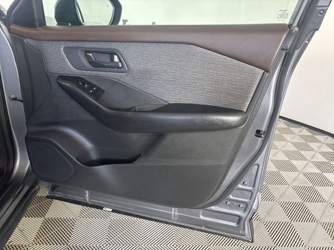 Used 2023 Nissan Rogue S image 29