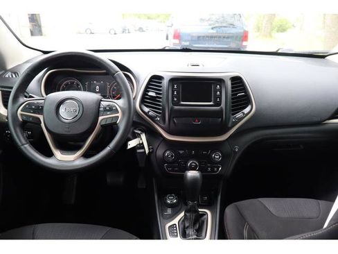 Used 2015 Jeep Cherokee Latitude AWD/4WD image 9