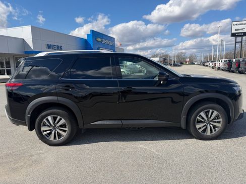 Used 2025 Nissan Pathfinder SL image 2