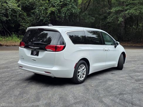 Used 2022 Chrysler Voyager LX FWD image 5